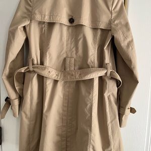 Banana Republic trench coat. Like new. Worn once. In perfect condition.